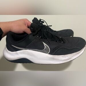 Men’s black & white Nike LEGEND ESSENTIAL 3 NEXT NATURE TRAINING sneakers Sz 11
